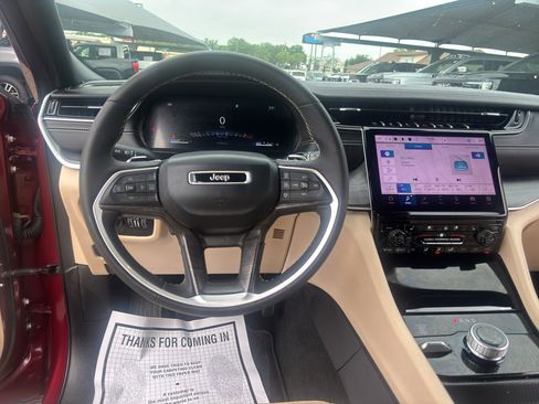 Used 2025 Jeep Grand Cherokee L Limited w/ Luxury Tech Group II AWD/4WD image 21