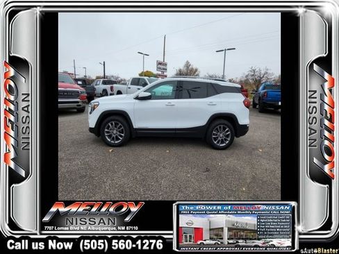 Used 2024 GMC Terrain SLT image 2