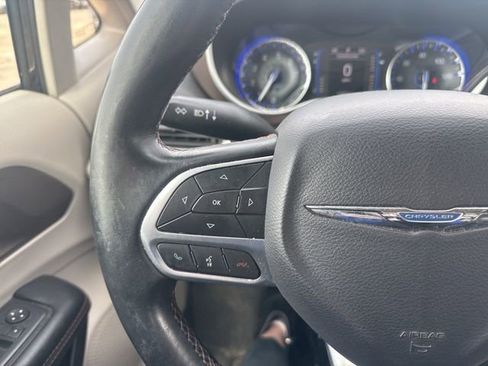 Used 2017 Chrysler Pacifica Touring-L w/ Tire & Wheel Group image 13