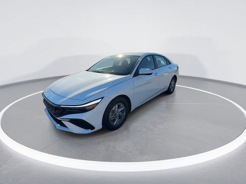 Used 2025 Hyundai Elantra SE FWD image 4