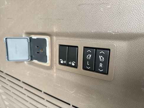 Certified 2021 GMC Yukon Denali image 38