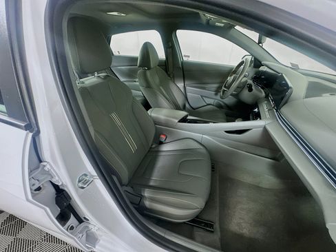 Used 2025 Hyundai Elantra SEL FWD image 28