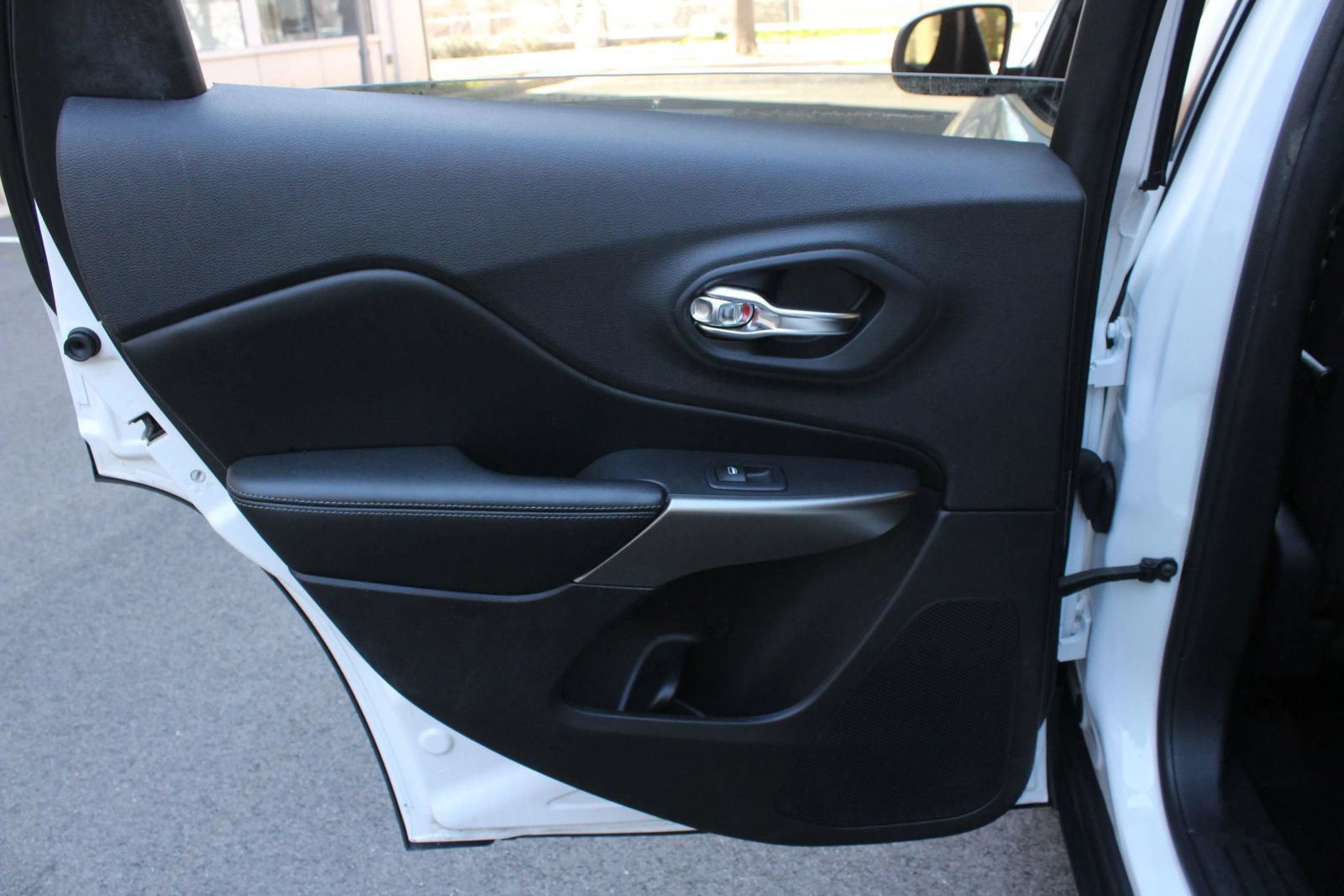 Used 2020 Jeep Cherokee Latitude FWD image 21