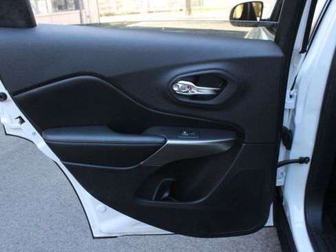 Used 2020 Jeep Cherokee Latitude FWD image 21