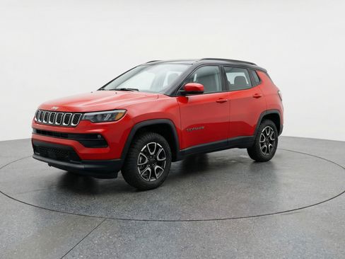 Used 2025 Jeep Compass Trailhawk image 3