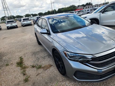 Used 2022 Volkswagen Jetta SE FWD image 2