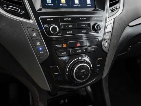 Used 2018 Hyundai Santa Fe SE image 22