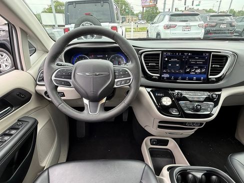 Used 2024 Chrysler Pacifica Touring-L FWD image 16
