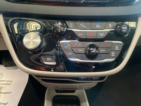 Used 2024 Chrysler Pacifica Touring-L FWD image 20