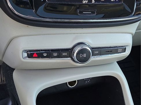 Certified 2021 Volvo XC40 T5 Momentum w/ Premium Package image 24