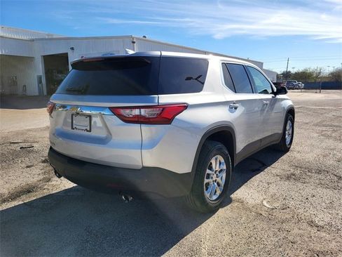 Used 2021 Chevrolet Traverse LS image 25