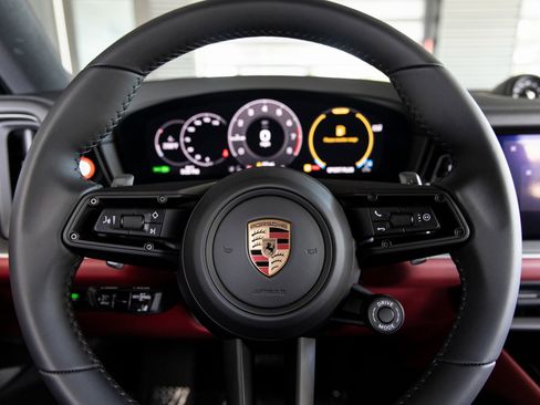 Certified 2025 Porsche Cayenne Coupe image 14