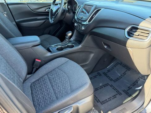 Used 2022 Chevrolet Equinox LT image 2