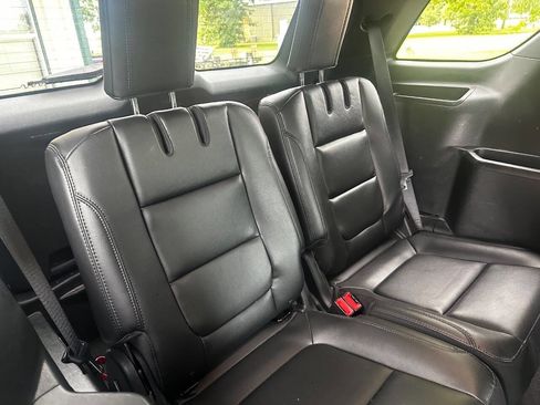 Used 2018 Ford Explorer XLT w/ Equipment Group 202A AWD/4WD image 28