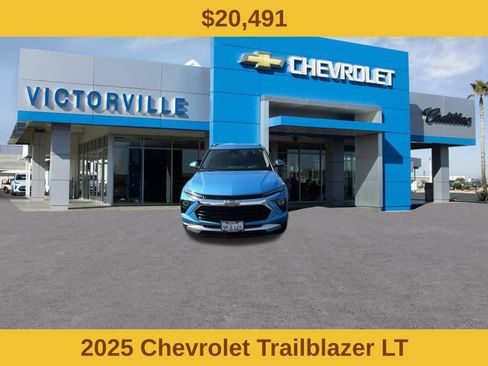 Used 2025 Chevrolet TrailBlazer LT FWD image 2