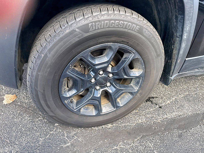 Used 2021 Jeep Cherokee Trailhawk AWD/4WD image 23
