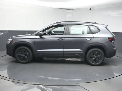Used 2025 Volkswagen Taos SE FWD image 5