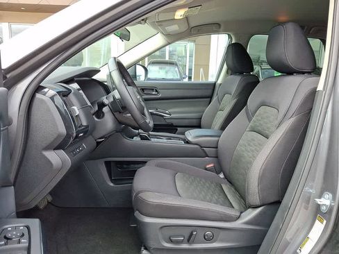 Used 2025 Nissan Pathfinder SV image 14