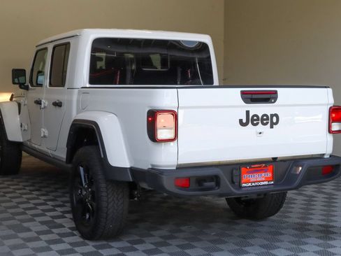 Used 2025 Jeep Gladiator Sport AWD/4WD image 8