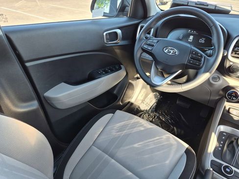Used 2025 Hyundai Venue SEL image 19