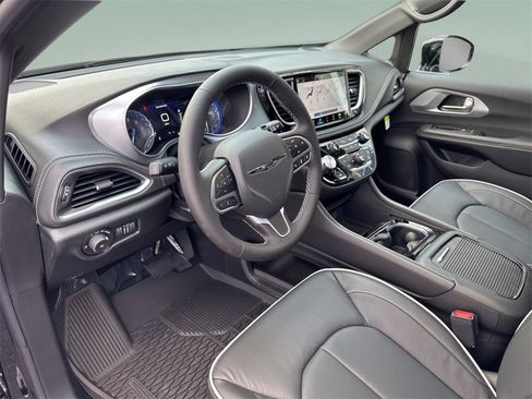 New 2026 Chrysler Pacifica Limited image 23
