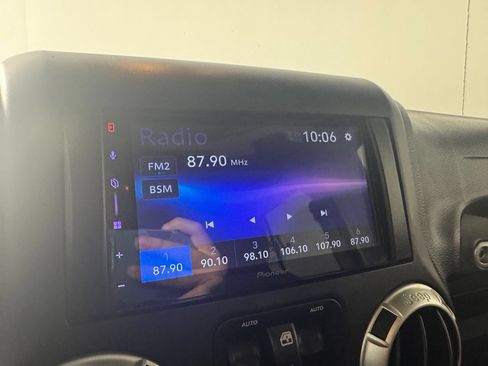 Used 2015 Jeep Wrangler Unlimited Sahara w/ Connectivity Group AWD/4WD image 12