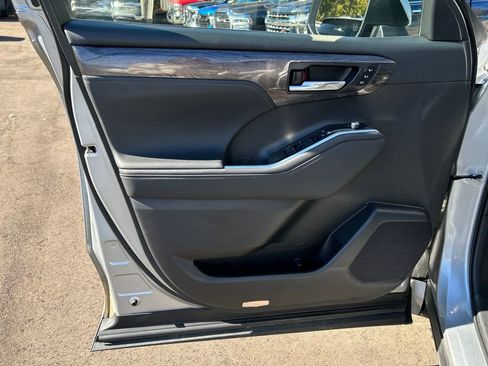 Used 2024 Toyota Highlander Limited image 20