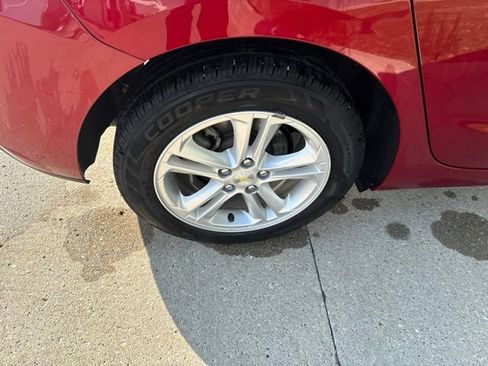 Used 2018 Chevrolet Cruze LT w/ Convenience Package FWD image 10