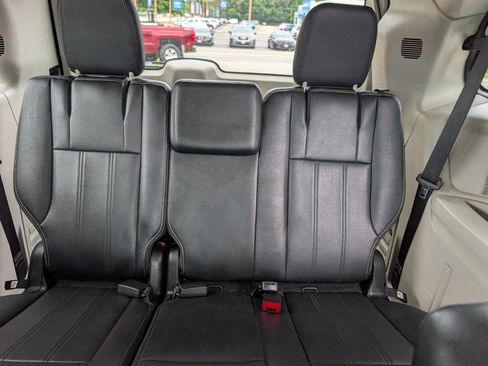 Used 2015 Chrysler Town & Country Touring FWD image 31