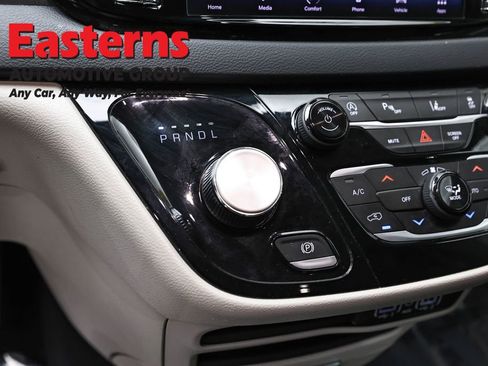 Used 2024 Chrysler Pacifica Touring-L FWD image 13