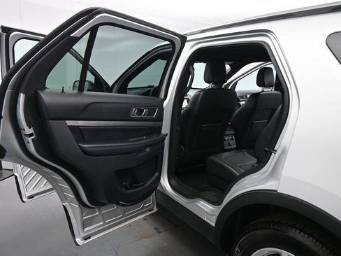 Certified 2018 Ford Explorer XLT w/ Equipment Group 202A FWD image 18