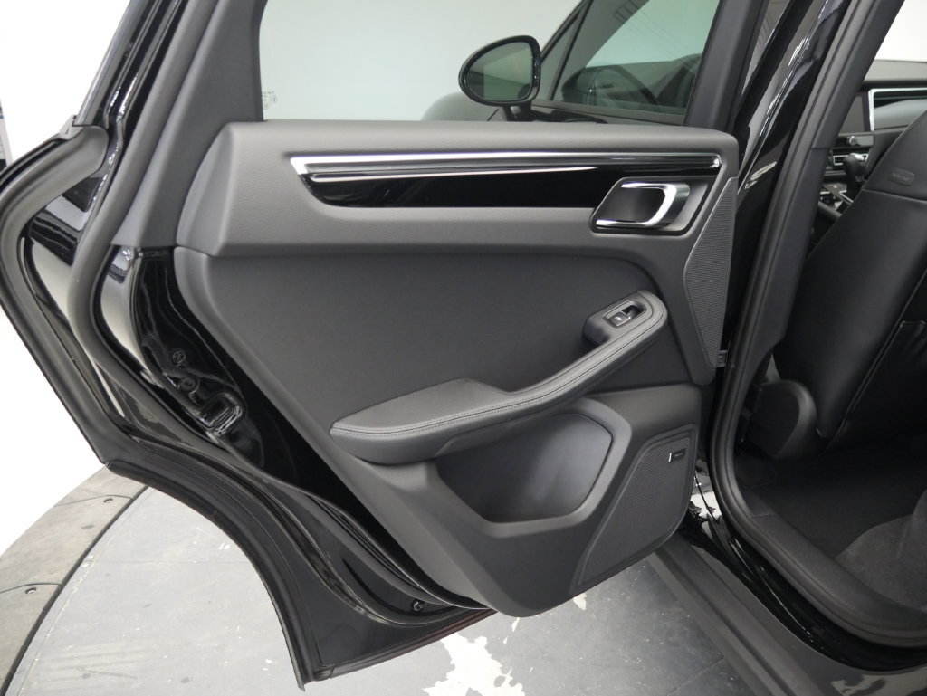 Certified 2026 Porsche Macan AWD/4WD image 19