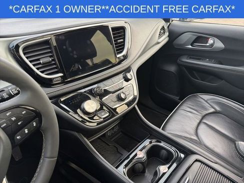 Used 2025 Chrysler Pacifica Limited image 30
