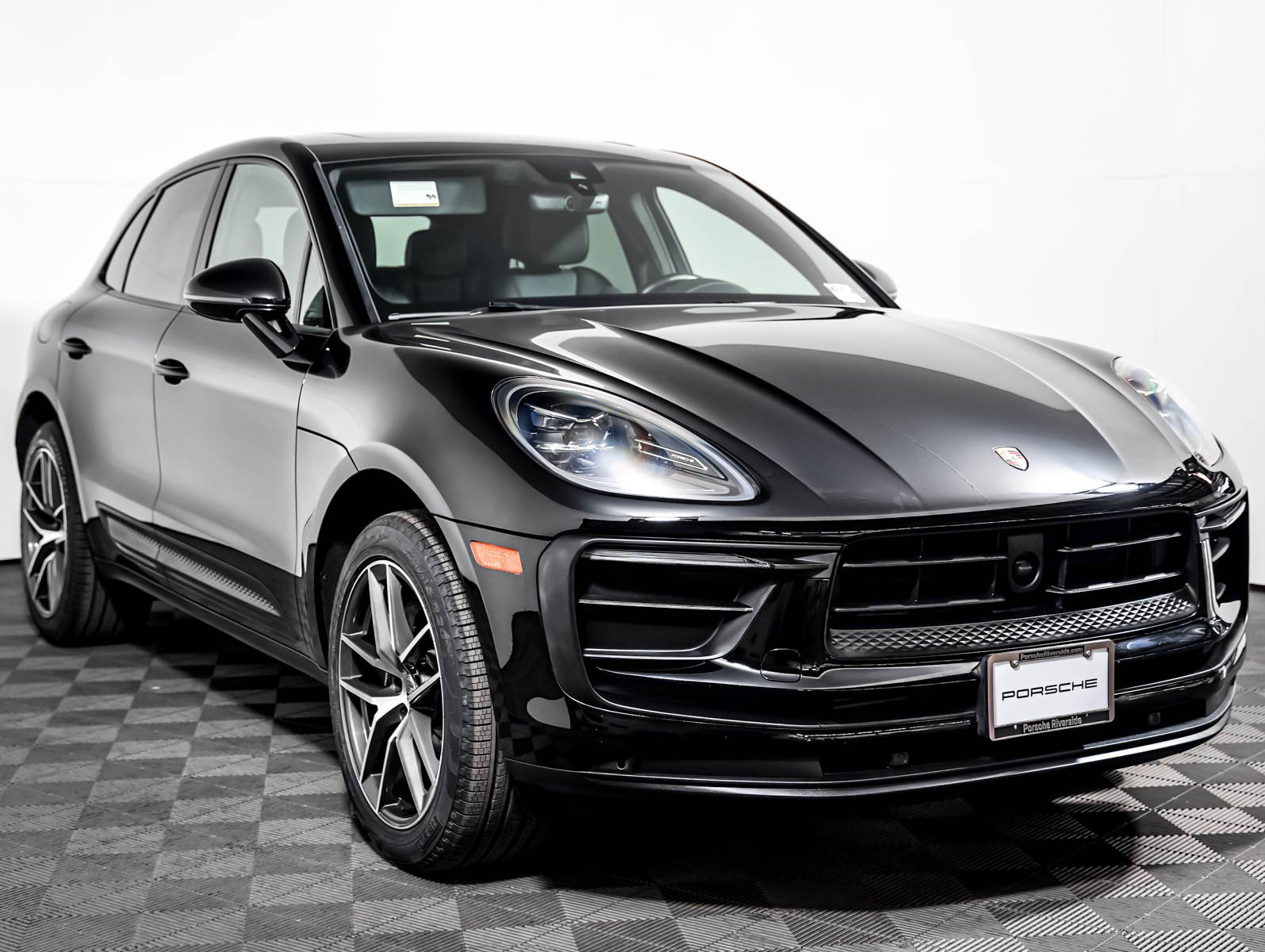 Certified 2024 Porsche Macan AWD/4WD image 8