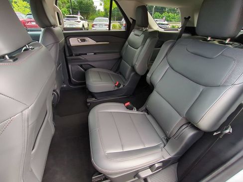 Used 2025 Ford Explorer Active w/ Active Comfort Package RWD image 13
