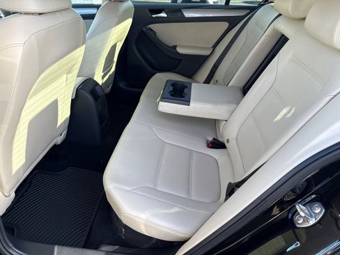 Used 2017 Volkswagen Jetta SE FWD image 17