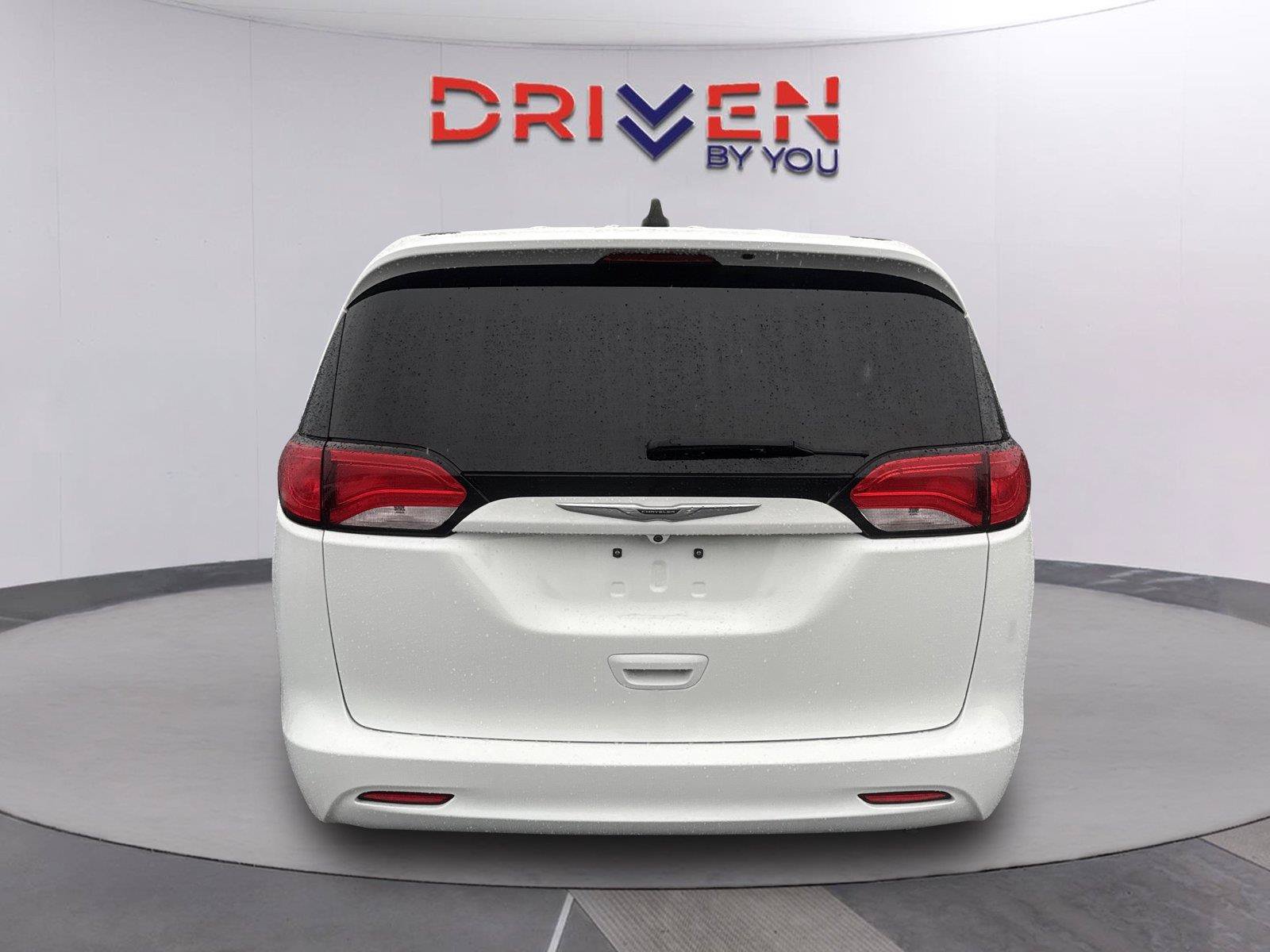 Used 2022 Chrysler Voyager LX FWD image 5