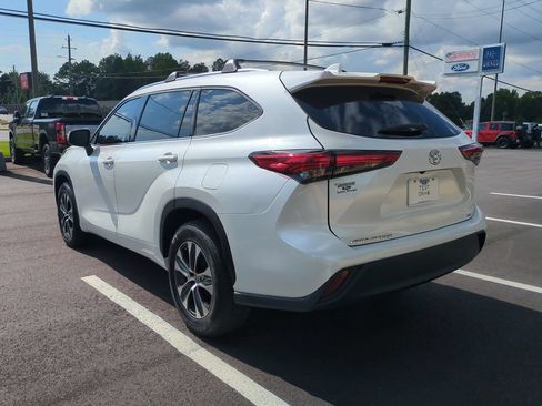 Used 2021 Toyota Highlander XLE FWD image 9