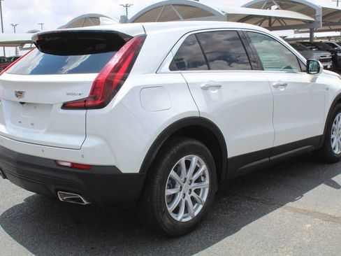 Used 2021 Cadillac XT4 Luxury w/ Cold Weather Package FWD image 3