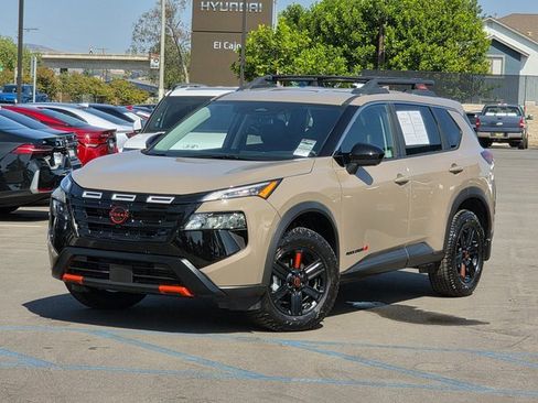 Used 2025 Nissan Rogue SV image 2