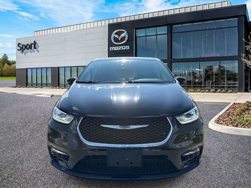 Used 2024 Chrysler Pacifica Touring-L image 9