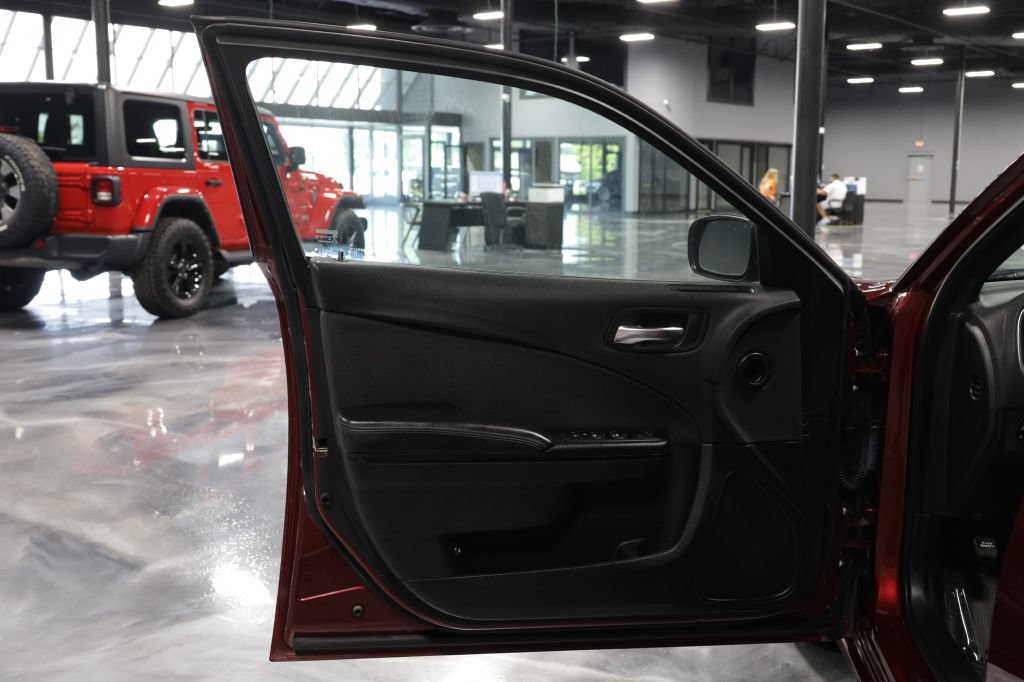 Used 2018 Dodge Charger SXT w/ Blacktop Package RWD image 10