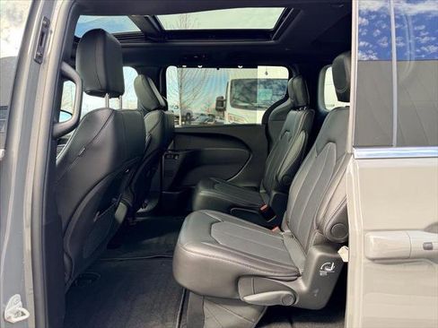 Certified 2025 Chrysler Pacifica Select image 12