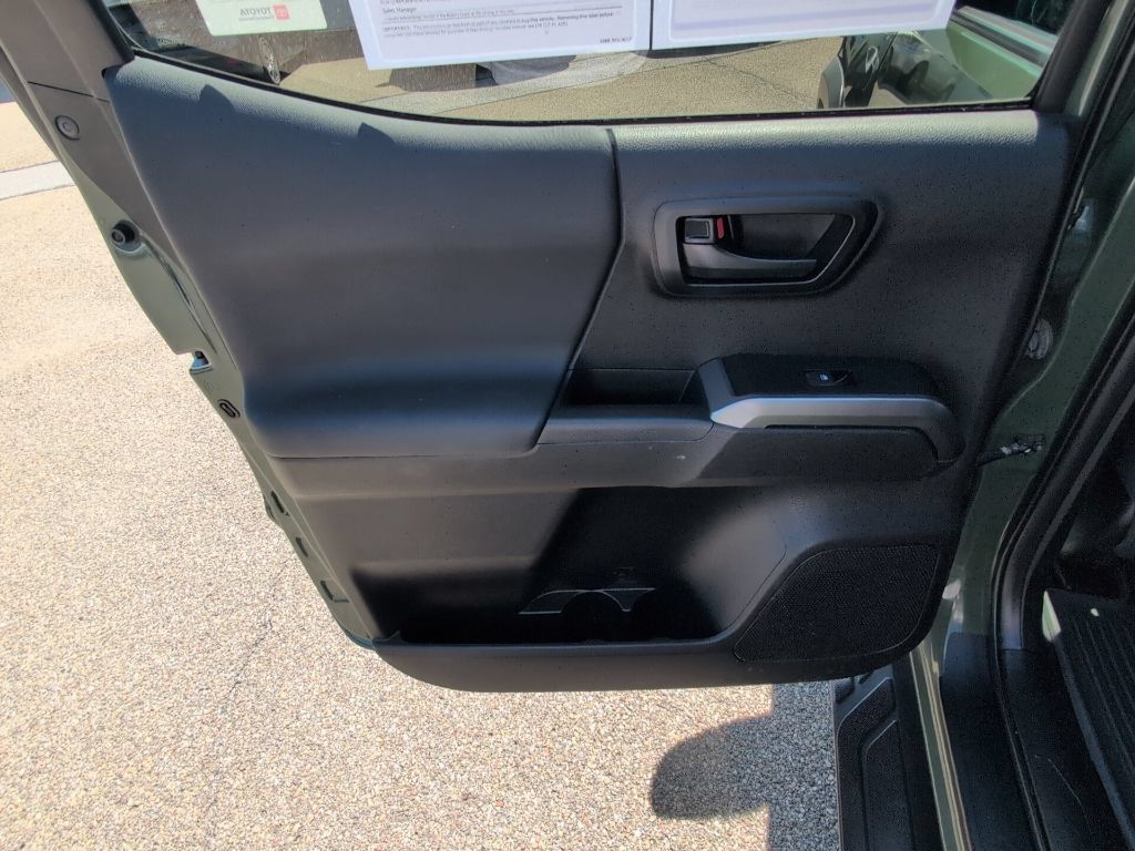 Used 2021 Toyota Tacoma SR5 w/ Trail Edition AWD/4WD image 13