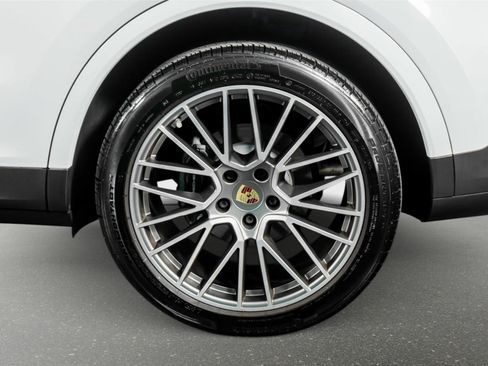 Used 2023 Porsche Cayenne Platinum Edition image 16