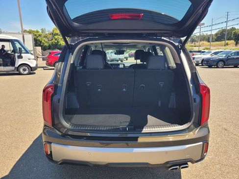 Used 2025 Kia Telluride S FWD image 8
