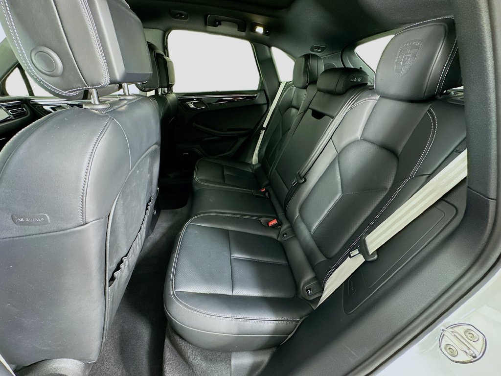 Certified 2025 Porsche Macan AWD/4WD image 24