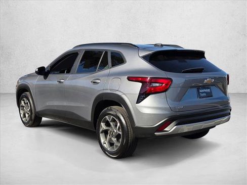 Used 2025 Chevrolet Trax LT w/ LT Convenience Package image 8