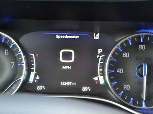 Used 2017 Chrysler Pacifica Limited w/ UConnect Theater Package FWD image 14