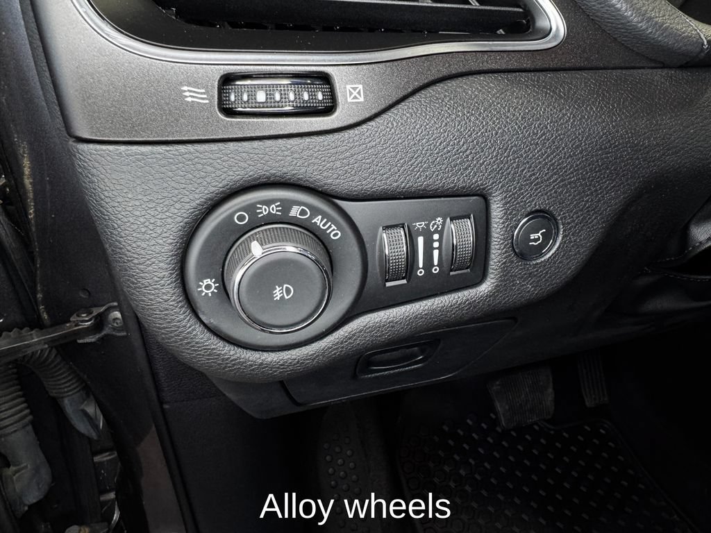 Used 2022 Jeep Cherokee Trailhawk w/ Sun, Sound & Nav Group AWD/4WD image 11